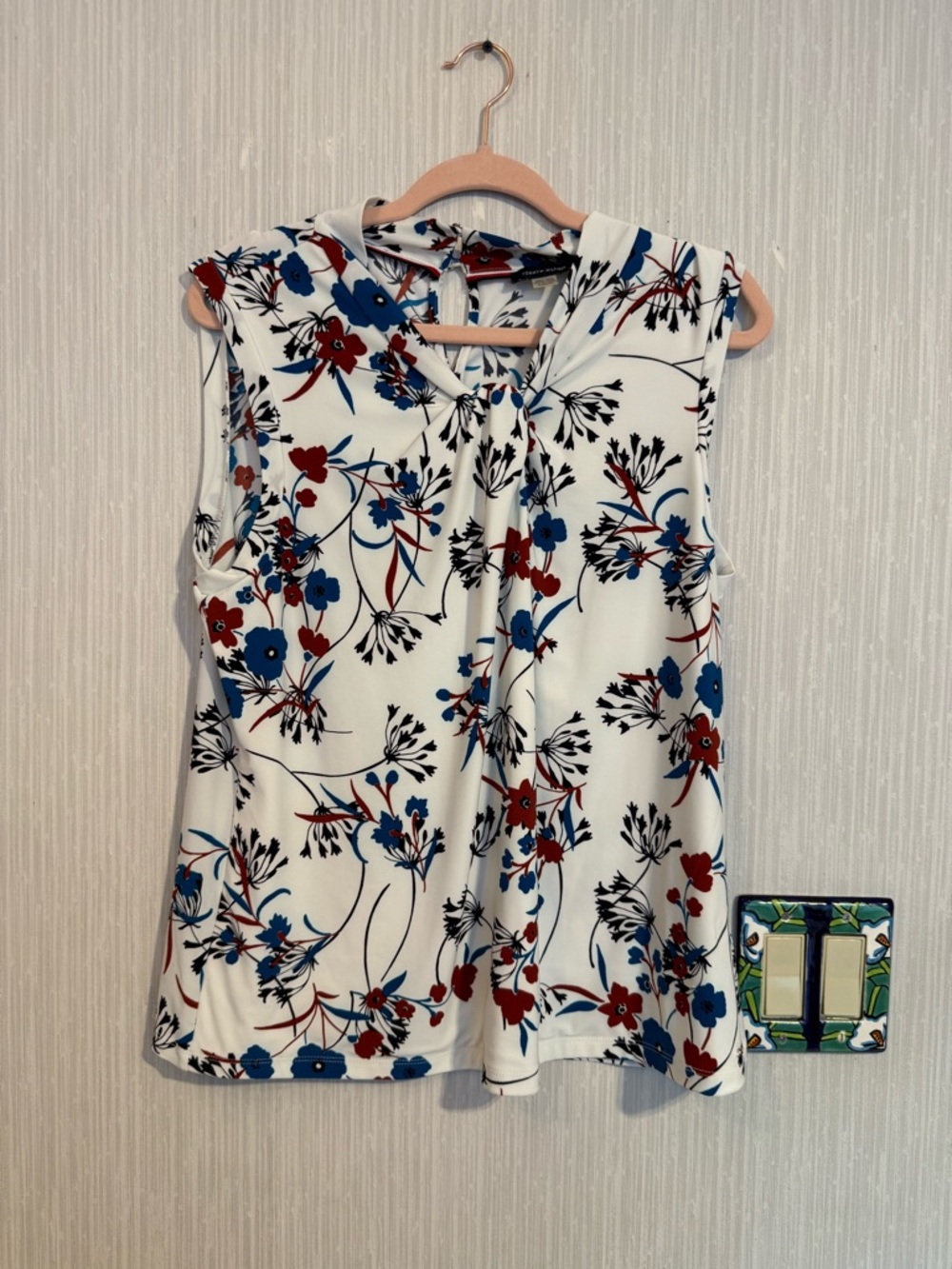 Tommy Hilfiger Ivory Floral V-Neck Sleeveless Top with Red & Blue Print - Picture 4 of 5